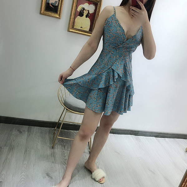 Rochie cu decolteu în V adânc, spate gol și bretele subțiri