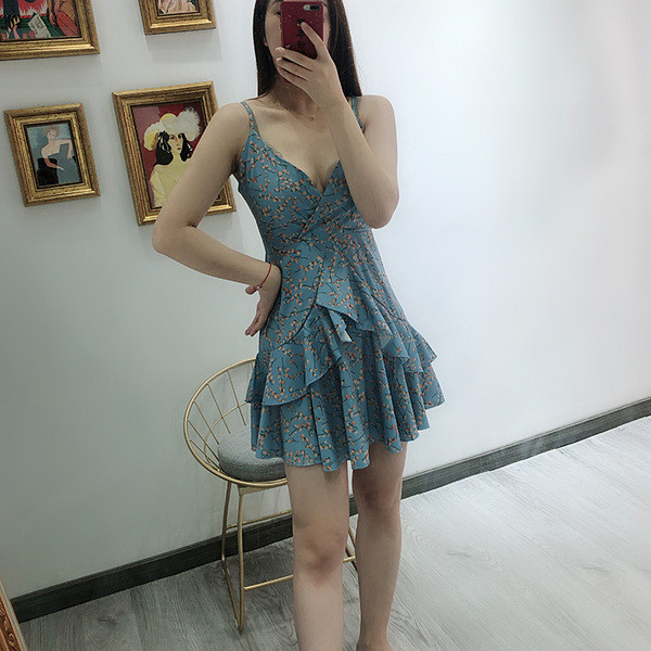 Rochie cu decolteu în V adânc, spate gol și bretele subțiri