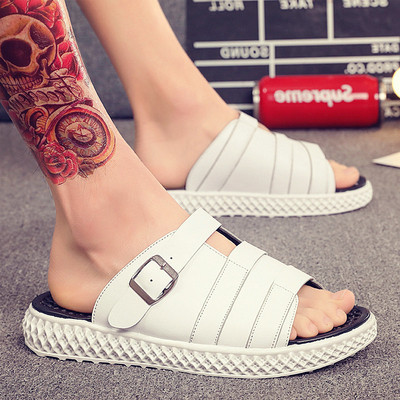 Модерни мъжки чехли с равна подметка в черен и бял цвят