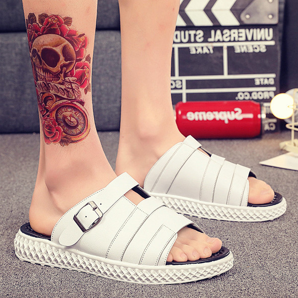 Модерни мъжки чехли с равна подметка в черен и бял цвят