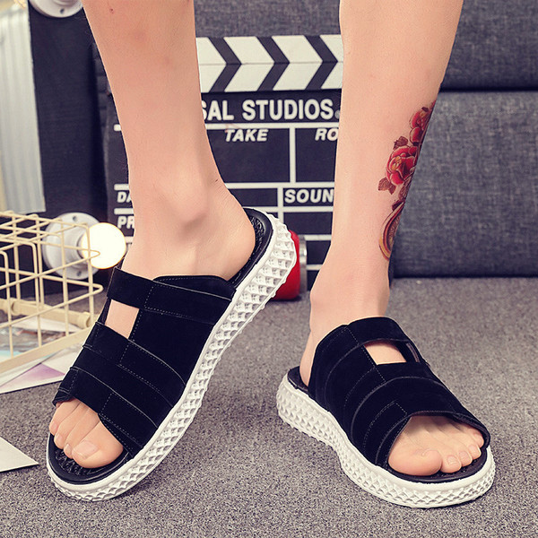 Модерни мъжки чехли с равна подметка в черен и бял цвят