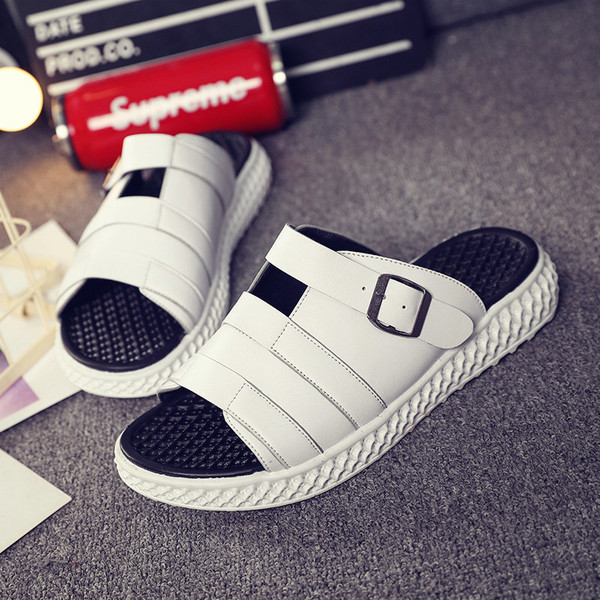 Модерни мъжки чехли с равна подметка в черен и бял цвят