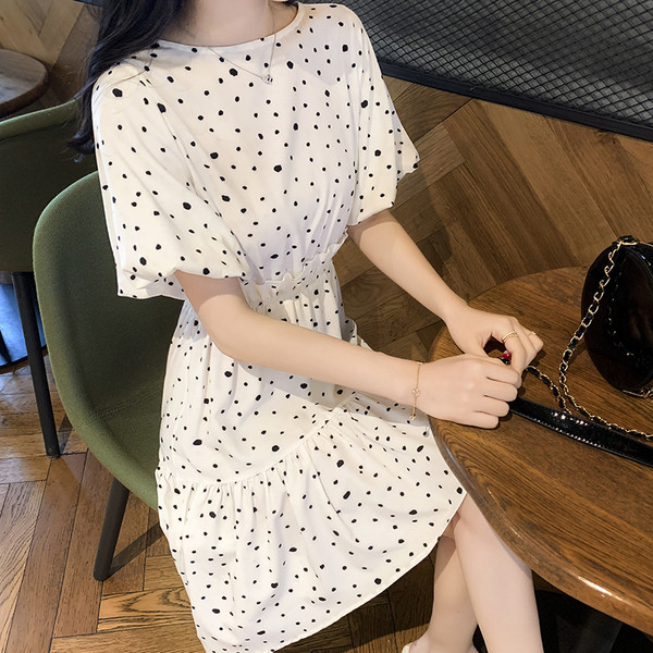 Alkalmi női ruha fehér színben, rövid ujjal