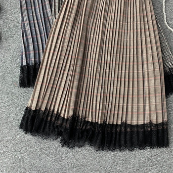 Fusta dama in carouri cu dantela