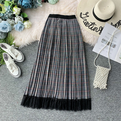 Fusta dama in carouri cu dantela