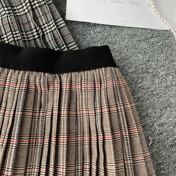 Fusta dama in carouri cu dantela