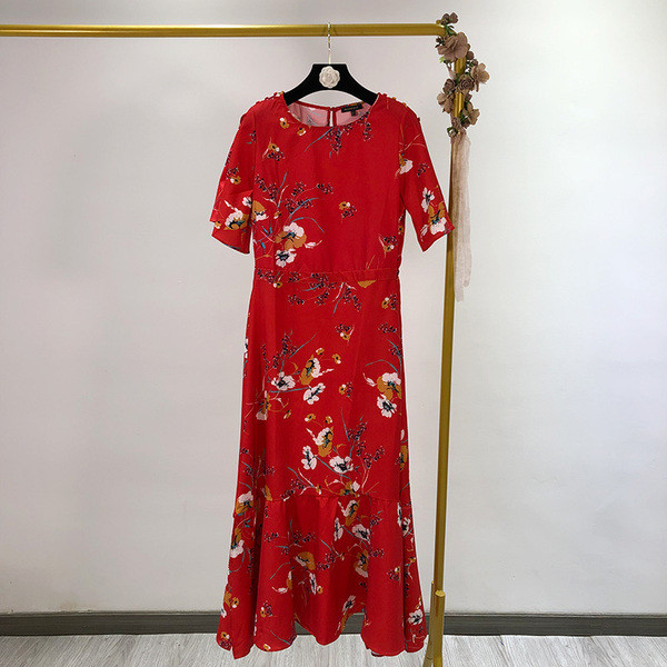 Rochie lunga de dama cu decolteu oval in rosu si dreapta