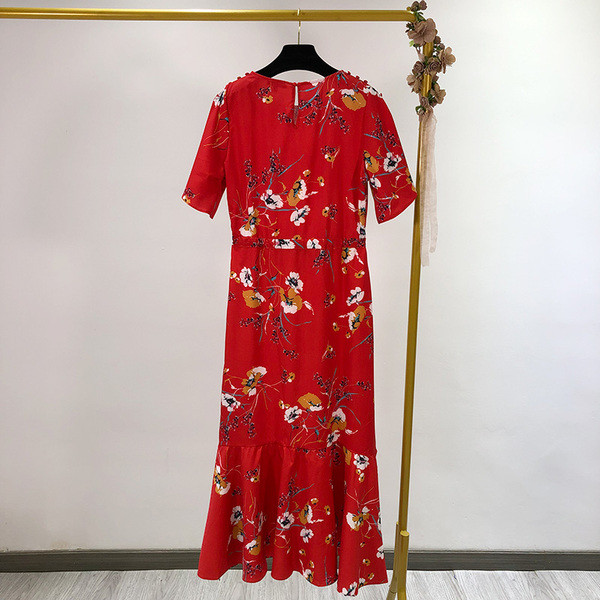 Rochie lunga de dama cu decolteu oval in rosu si dreapta