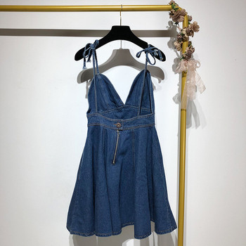 Дънкова рокля с дълбоко V - образно деколте и гол гръб