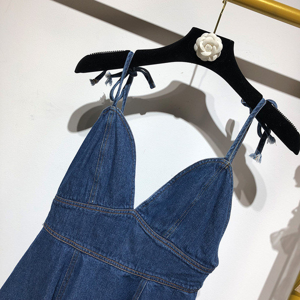 Дънкова рокля с дълбоко V - образно деколте и гол гръб