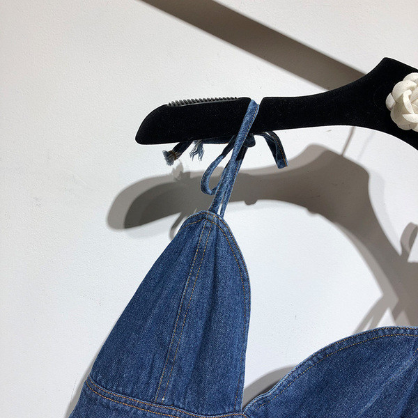 Дънкова рокля с дълбоко V - образно деколте и гол гръб