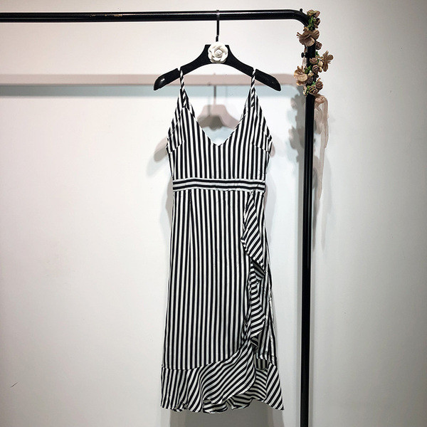 Rochie de dama in dungi cu bretele subtiri si spatele gol