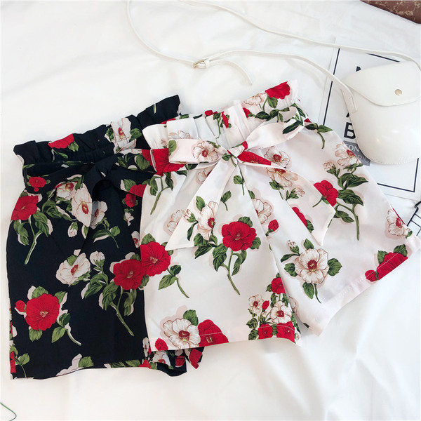 Pantaloni scurti de dama in doua culori cu motive florale