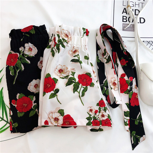 Pantaloni scurti de dama in doua culori cu motive florale