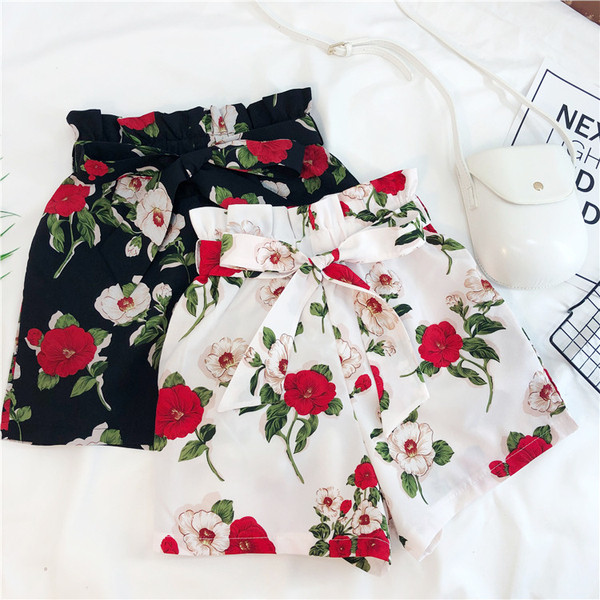 Pantaloni scurti de dama in doua culori cu motive florale