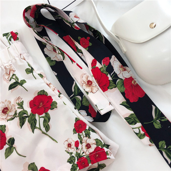 Pantaloni scurti de dama in doua culori cu motive florale