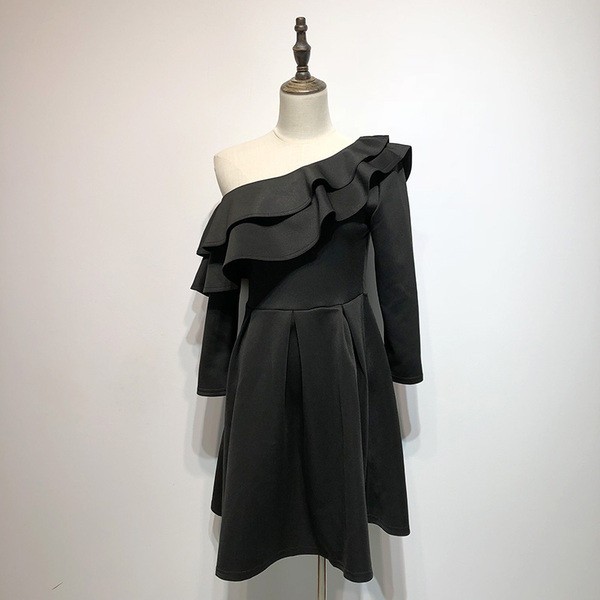 Rochie elegantă de damă cu mâneci lungi și umerii goi, în negru