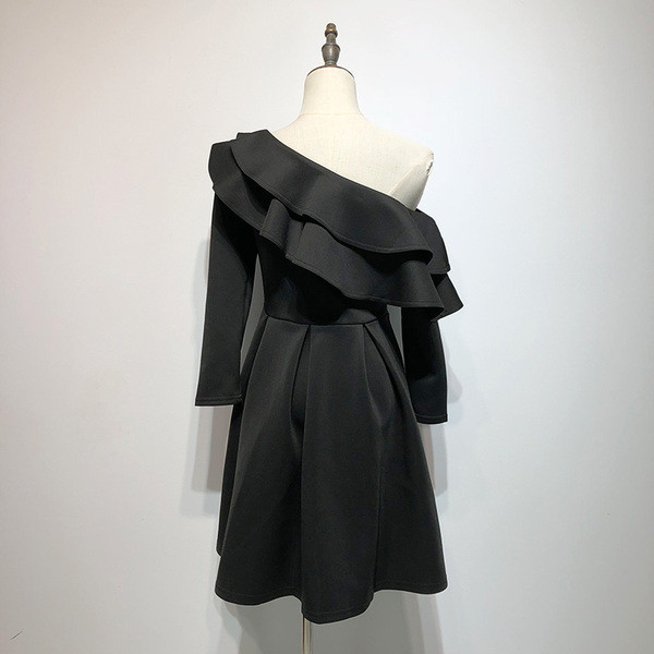 Rochie elegantă de damă cu mâneci lungi și umerii goi, în negru