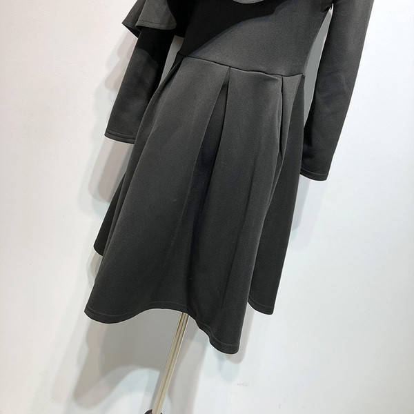 Rochie elegantă de damă cu mâneci lungi și umerii goi, în negru