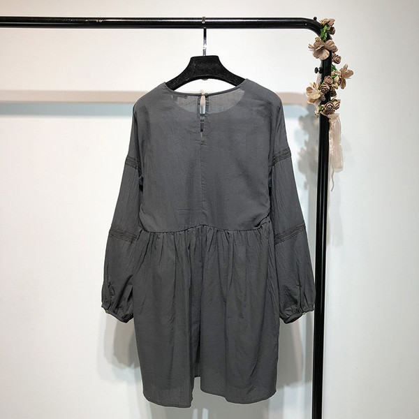 Rochie lată de damă cu mâneci lungi cu element 3D