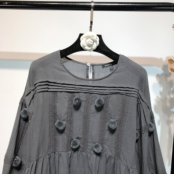 Rochie lată de damă cu mâneci lungi cu element 3D