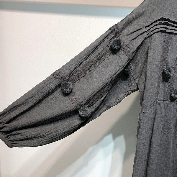 Rochie lată de damă cu mâneci lungi cu element 3D