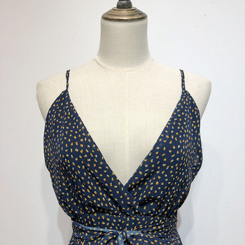 Рокля с дълбоко V - образно деколте и връзки на талията