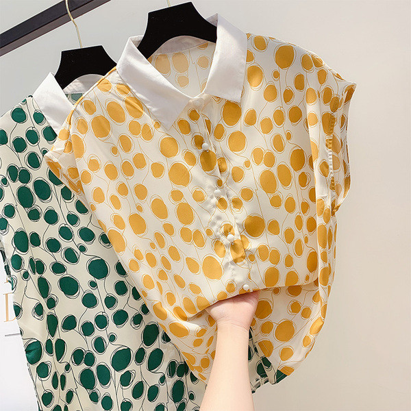 Maieu de damă cu buline cu guler și nasturi