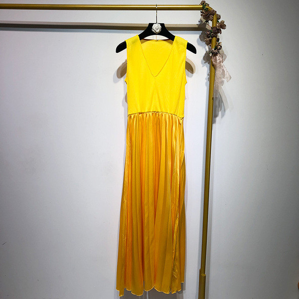 Rochie lungă plisată cu bretele largi de culoare galbenă