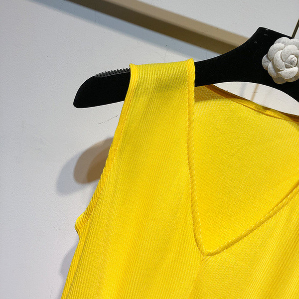 Rochie lungă plisată cu bretele largi de culoare galbenă