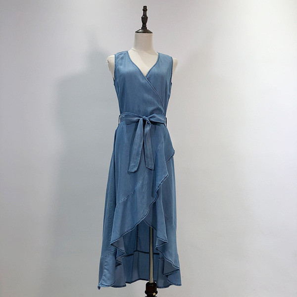 Rochie de damă din denim cu bretele largi și legături în talie