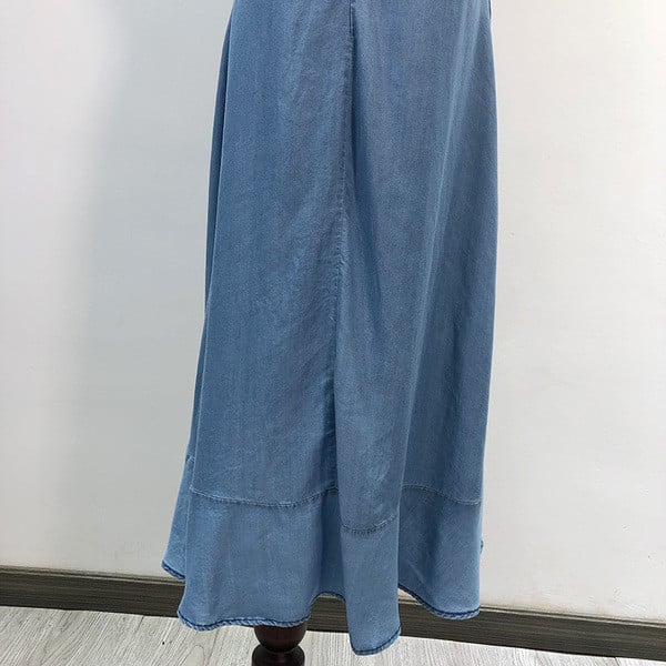 Rochie de damă din denim cu bretele largi și legături în talie