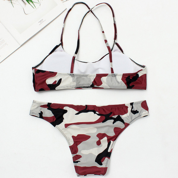 Costum de baie de damă din două piese cu model de camuflaj