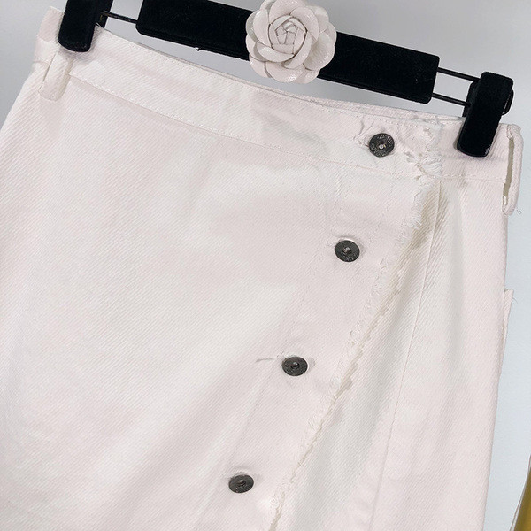 Fusta de dama din denim cu nasturi alb