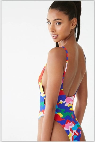 Πολύχρωμα μαγιό με λεπτές λωρίδες και σχέδιο καμουφλάζ