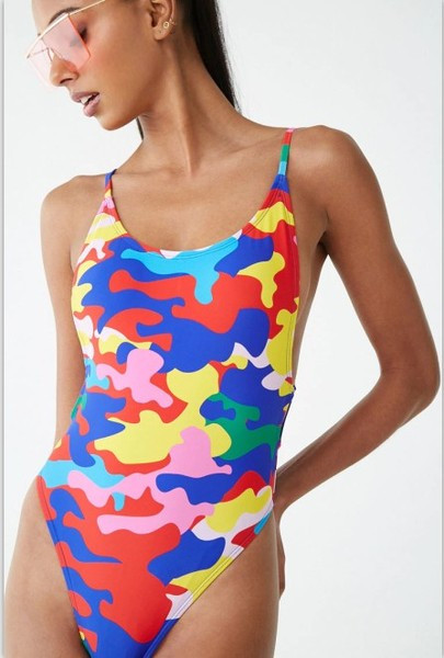 Πολύχρωμα μαγιό με λεπτές λωρίδες και σχέδιο καμουφλάζ