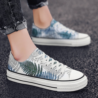 Adidași moderni pentru bărbați în alb cu aplicație