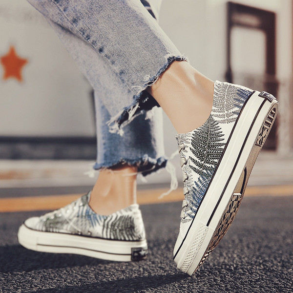 Adidași moderni pentru bărbați în alb cu aplicație