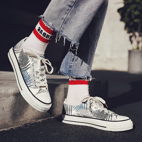 Adidași moderni pentru bărbați în alb cu aplicație