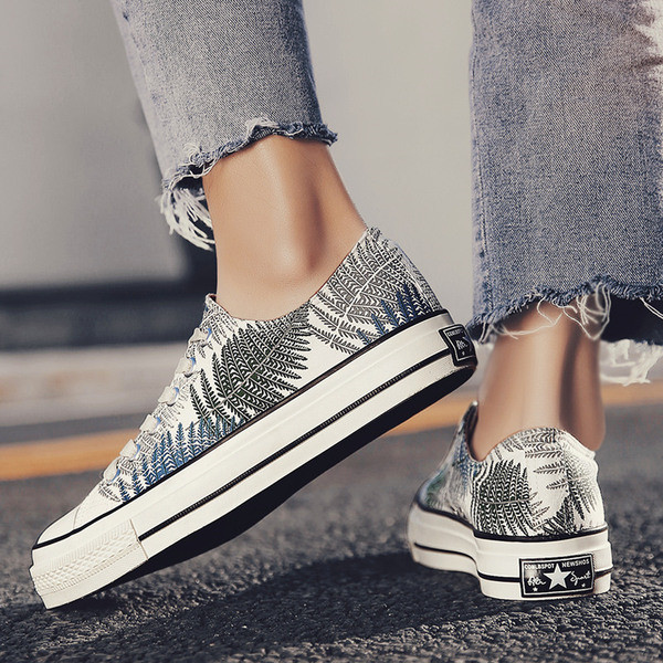 Adidași moderni pentru bărbați în alb cu aplicație