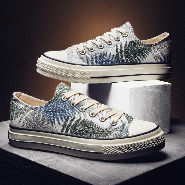 Adidași moderni pentru bărbați în alb cu aplicație