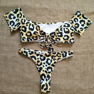 Ένα μοντέρνο μαγιό μπικίνι με δεσμούς και ζωικό μοτίβο σε τρία χρώματα