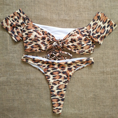 Ένα μοντέρνο μαγιό μπικίνι με δεσμούς και ζωικό μοτίβο σε τρία χρώματα