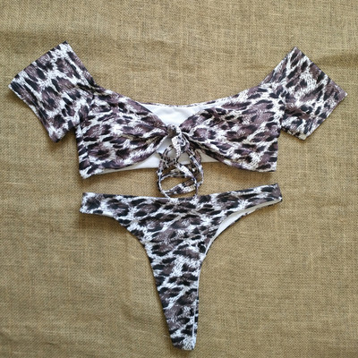 Ένα μοντέρνο μαγιό μπικίνι με δεσμούς και ζωικό μοτίβο σε τρία χρώματα