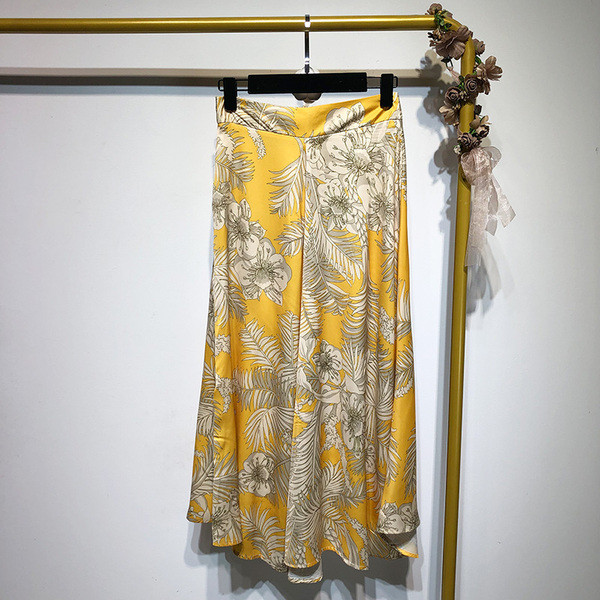 Fusta lunga cu nasturi in galben si dreapta