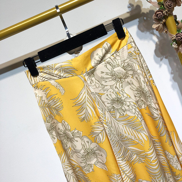 Fusta lunga cu nasturi in galben si dreapta