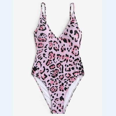 Ένα μοντέρνο μαγιό με  λεοπάρδαλη πριντ  σε ροζ χρώμα