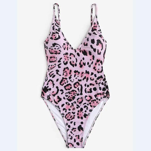 Ένα μοντέρνο μαγιό με  λεοπάρδαλη πριντ  σε ροζ χρώμα