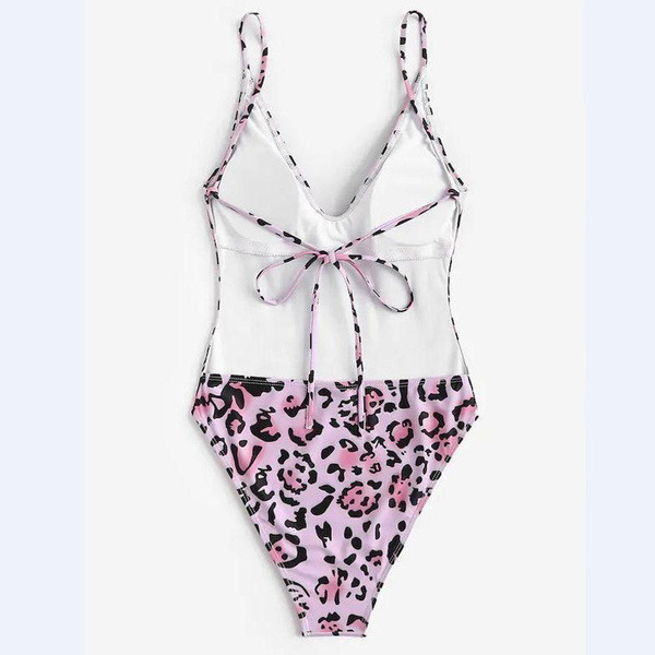 Ένα μοντέρνο μαγιό με  λεοπάρδαλη πριντ  σε ροζ χρώμα