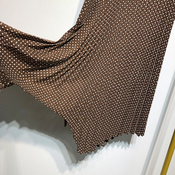 Fusta lunga plisata de culoare maro cu puncte